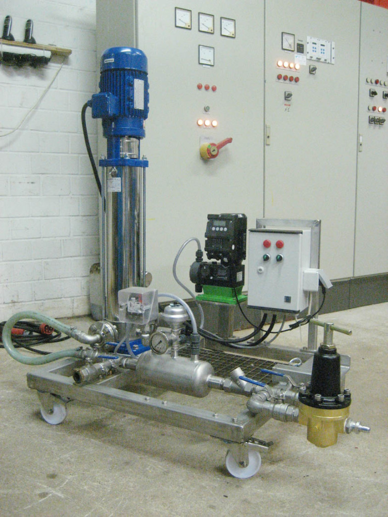 Mobile Mitteldruck-Pumpenanlage mit Dosiervorrichtung auf Edelstahlrahmen montiert.