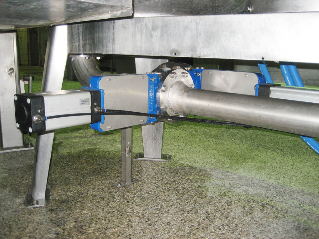 Abwasser-Schiebersystem mit pneumatischen Plattenschiebern, elektrisch-pneumatisch angesteuert.