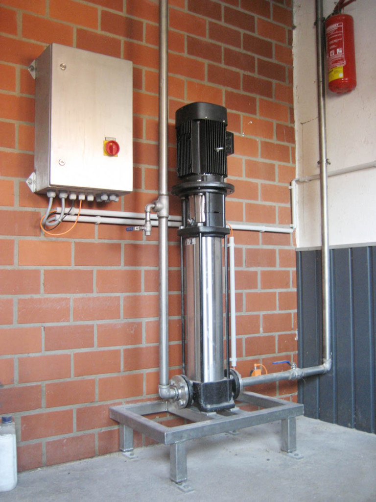 Hochdruck-Pumpenanlage mit vertikaler, mehrstufiger Kreiselpumpe (Grundfos) auf Edelstahlrahmen montiert (Schaltanlage separat).