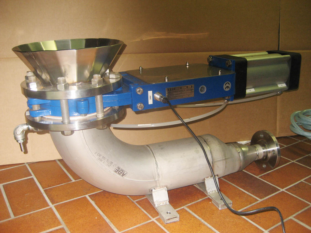 Druckluft-Fördersystem mit pneumatischem Plattenschieber und Annäherungsschalter .