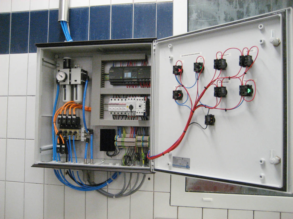 Elektropneumatische Schaltanlage zum Betrieb einer Magenreinigungsmaschine mit Siemens Kleinsteuerung.