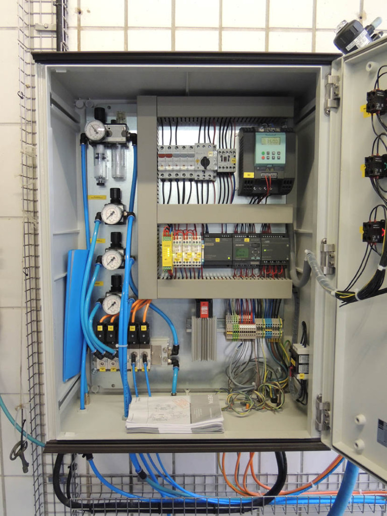 Elektropneumatische Schaltanlage zum Betrieb einer Konservierungsanlage für Dünndarmmukosa mit Siemens Kleinsteuerung und Frequenzumrichter.